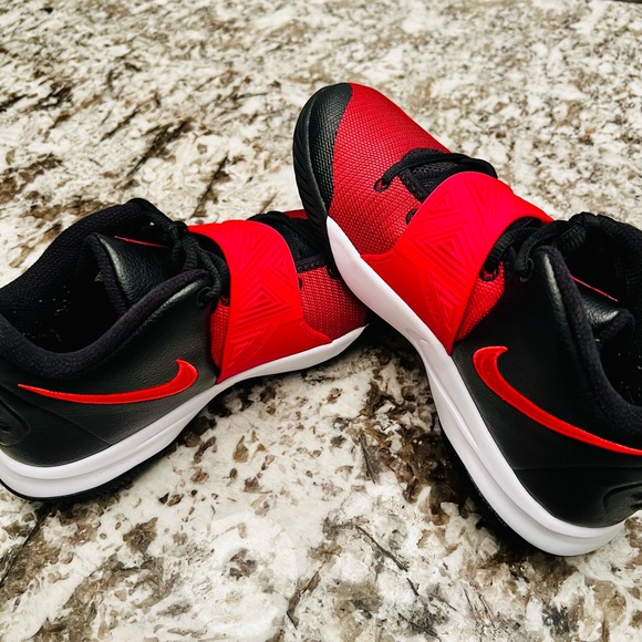 Nike Kids Kyrie Flytrap Causal Basketball Shoes. Big kid size 6.5Y. - Picture 10 of 12